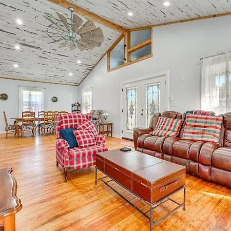 Walk To Downtown Shops And Bbq Home With Fenced Yard